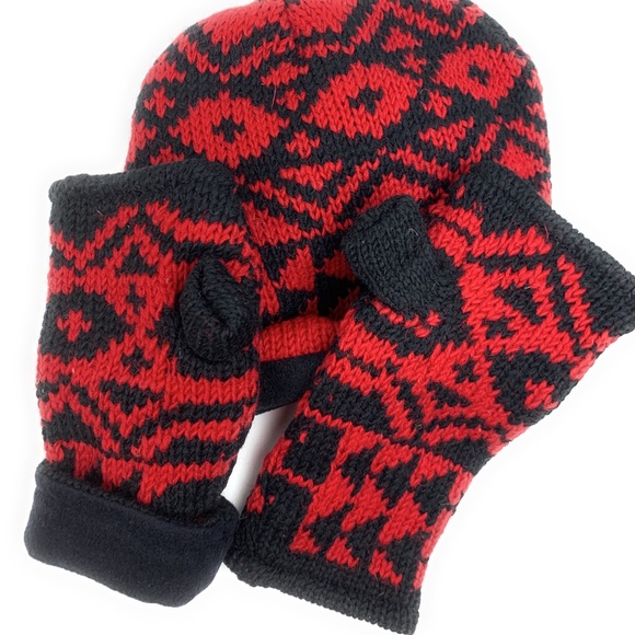 Red beanie and typing gloves set - Picture 5 of 6